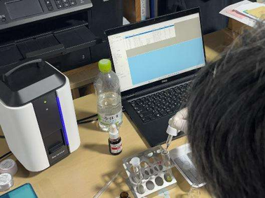 サンプルの準備、試薬の添加VN